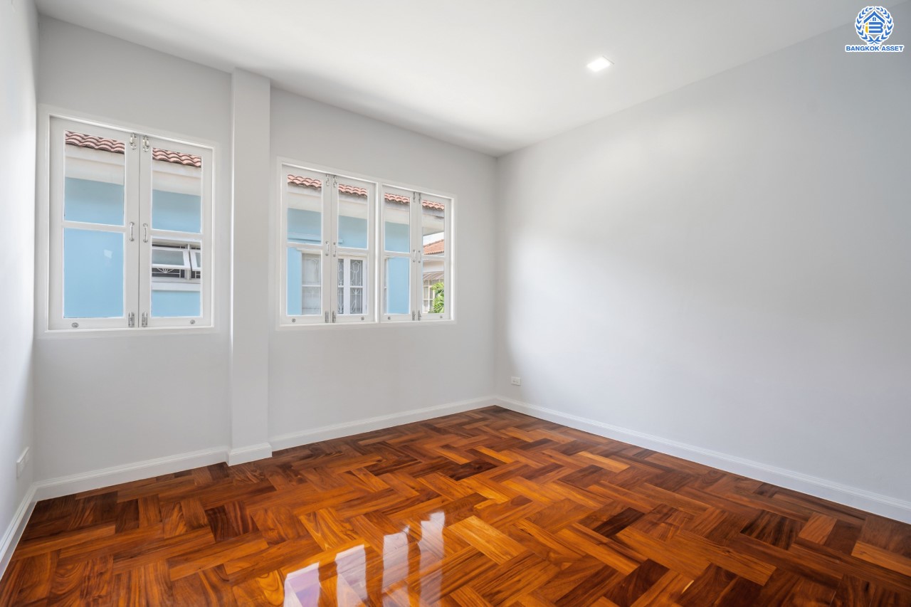 บ้านมือสองตกแต่งใหม่ ม.นันทวัน บางใหญ่-รัตนาธิเบศร์ บ้านเดี่ยวคุณภาพแบรนด์ LH ตอบโจทย์ทุกไลฟ์สไตล์ เนื้อที่ขนาด 66 ตร.ว. ฟังก์ชัน 3 ห้องนอน 3 ห้องน้ำ 1 ห้องแม่บ้านพร้อมห้องน้ำในตัว บนทำศักยภาพ หน้าโครงการติดถนนกาญจนาภิเษก ใกล้รถไฟฟ้าสายสีม่วง "สถานีสามแยกบางใหญ่" และทางด่วน "ศรีรัช"